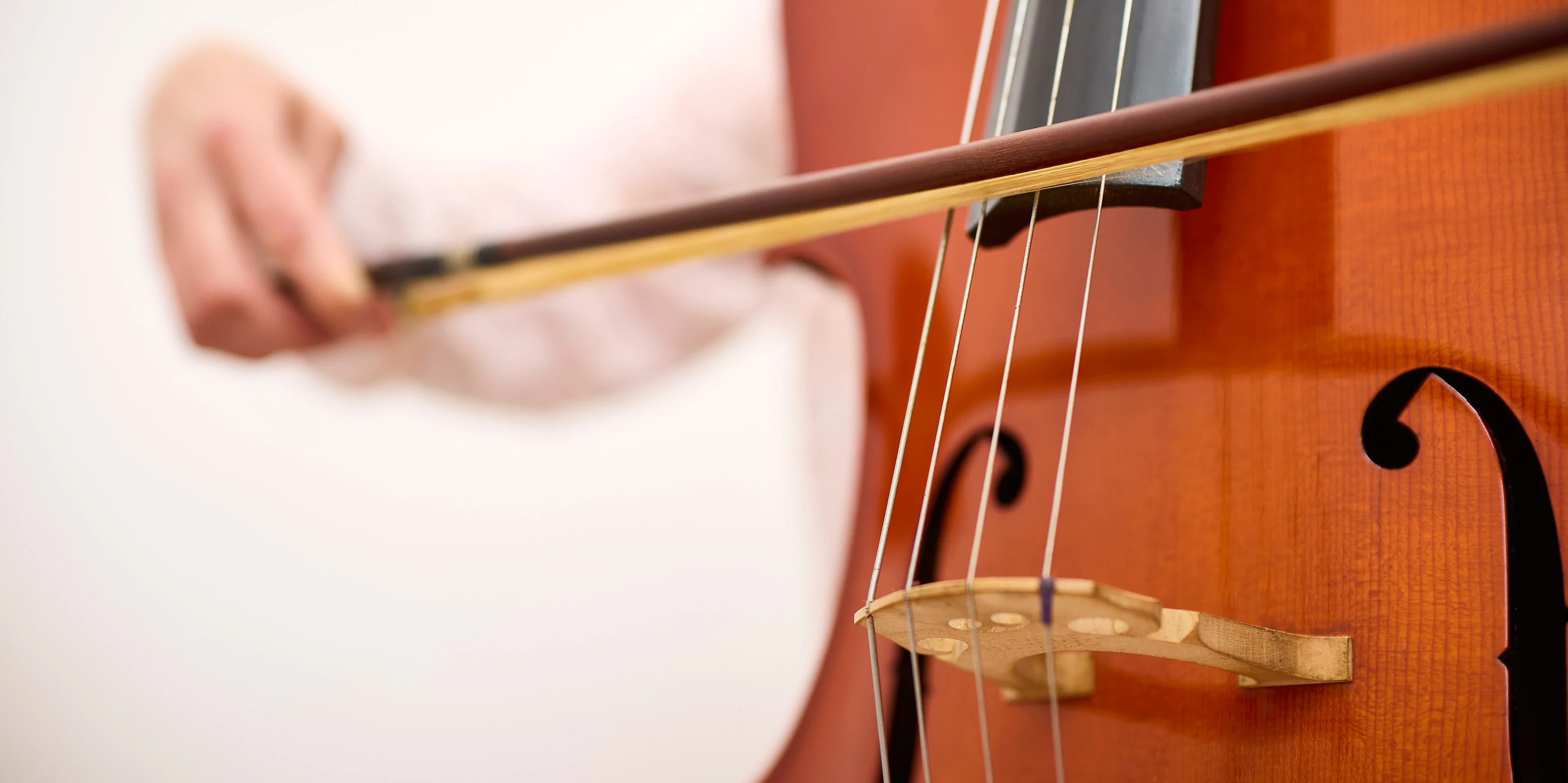 Cello, gespielt von einer Mitarbeiterin