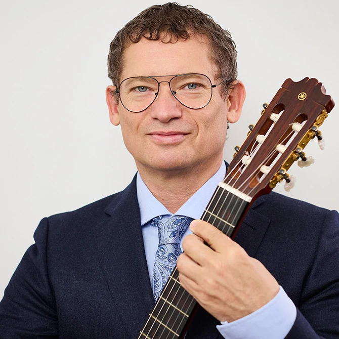Dmitri Sentishchev mit Gitarre