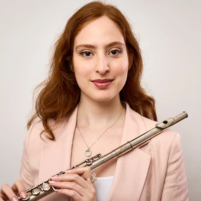 Sara Dejakam mit Querflöte